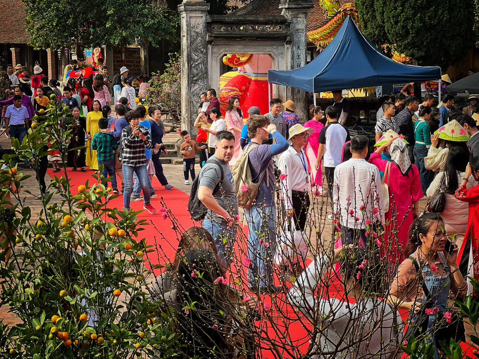 Sự kiện thường niên được tổ chức lần thứ ba này đã góp phần thu hút đông đảo du khách trong và ngoài nước đến với Làng cổ Đường Lâm đến trải nghiệm không gian Tết Việt cổ truyền. (Ảnh: Mai Mai/Vietnam+)