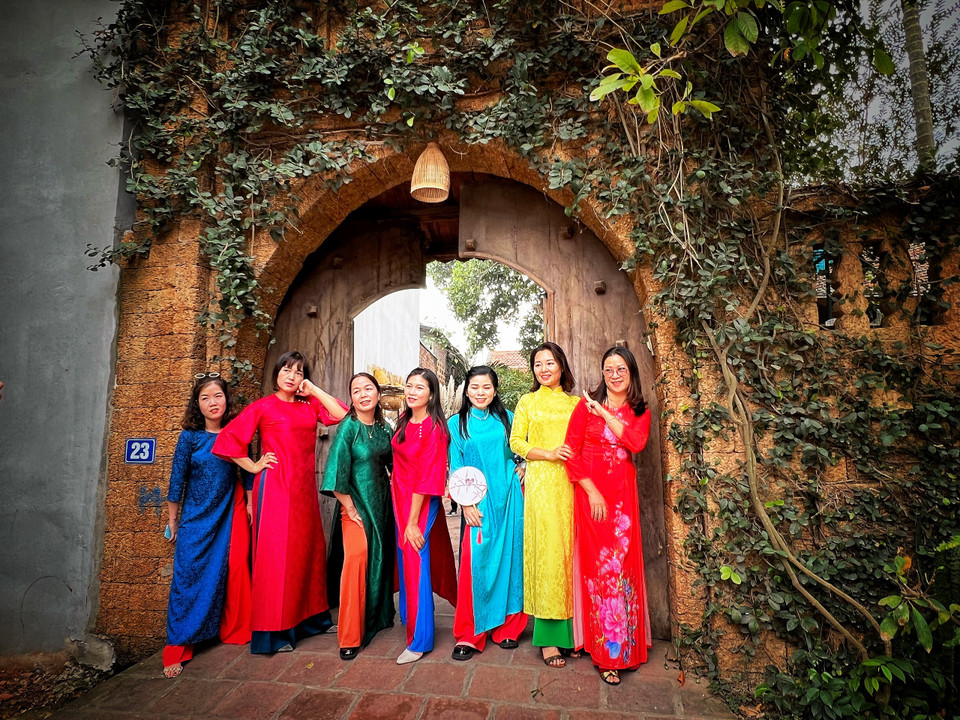 Những sắc màu ngập tràn khắp các ngõ làng trong hai ngày cuối tuần. (Ảnh: Mai Mai/Vietnam+)