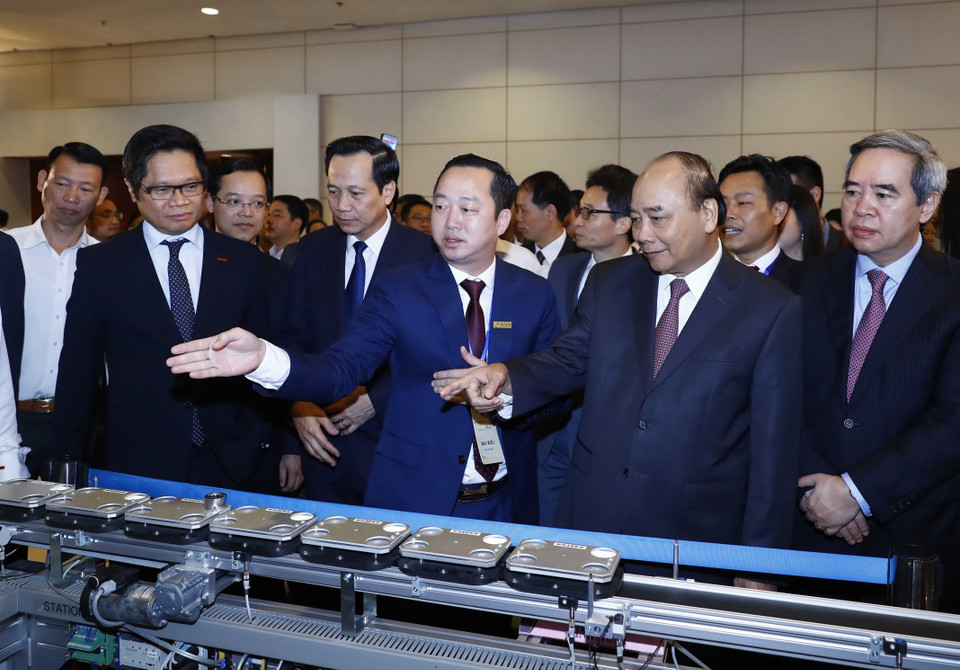 Thủ tướng Nguyễn Xuân Phúc tham quan các gian hàng triển lãm tại Diễn đàn Quốc gia nâng tầm kỹ năng lao động Việt Nam. (Ảnh: Thống Nhất/TTXVN)