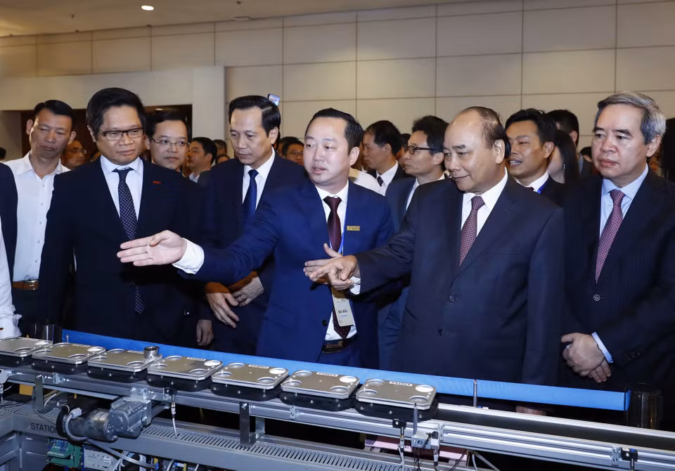 Thủ tướng Nguyễn Xuân Phúc tham quan các gian hàng triển lãm tại Diễn đàn Quốc gia nâng tầm kỹ năng lao động Việt Nam. (Ảnh: Thống Nhất/TTXVN)