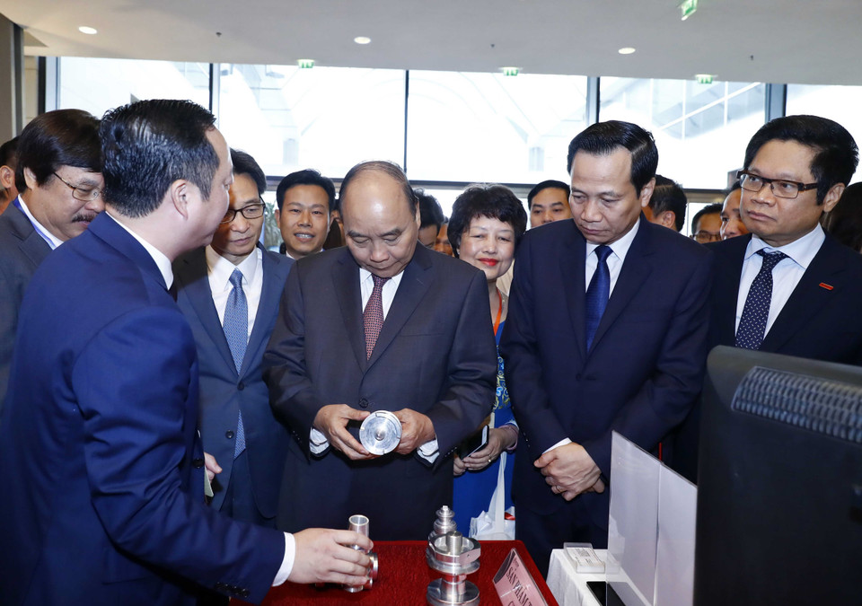 Thủ tướng Nguyễn Xuân Phúc tham quan các gian hàng triển lãm tại Diễn đàn Quốc gia nâng tầm kỹ năng lao động Việt Nam. (Ảnh: Thống Nhất/TTXVN)