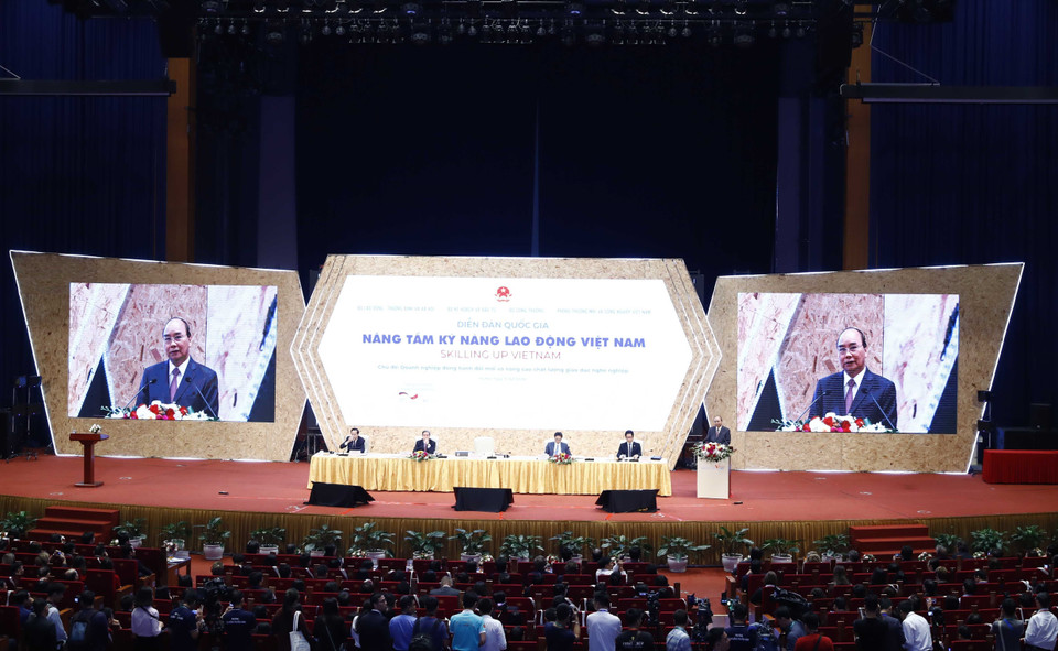 Sáng 16/11, tại Hà Nội, Thủ tướng Nguyễn Xuân Phúc chủ trì Diễn đàn quốc gia Nâng tầm kỹ năng lao động Việt Nam. (Ảnh: Thống Nhất/TTXVN)