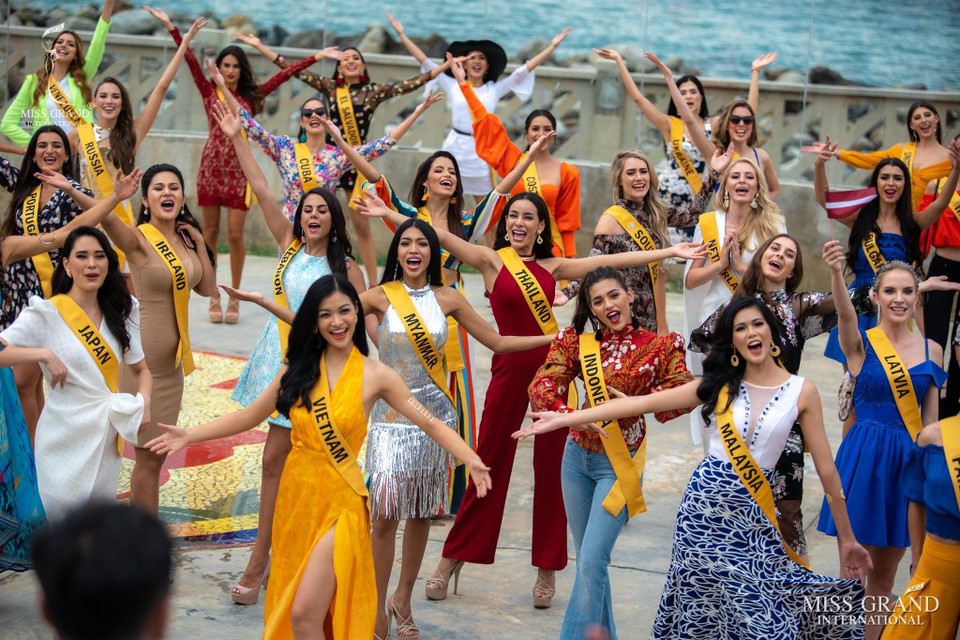 Trước đó, khán giả Việt Nam liên tục 'đứng ngồi không yên' bởi gương mặt nhợt nhạt của Kiều Loan trong ngày đầu tiên được các chuyên viên trang điểm cuộc thi trang điểm cho. Vậy mà sau 3 ngày, cô dần lấy lại được phong độ khi tự làm mọi thứ mà không có êkíp hỗ trợ. (Ảnh: BTC)