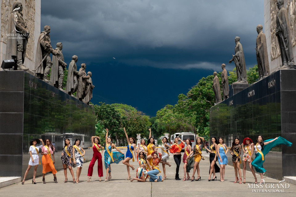 Nụ cười tươi và tràn đầy năng lượng chính là điểm mạnh giúp cô trở thành tâm điểm chú ý, bên cạnh những hình ảnh mà cô thường xuyên thể hiện sự hoạt ngôn và khả năng ngoại ngữ đầy lưu loát trong các video clip được mọi người quay lại. (Ảnh: BTC)