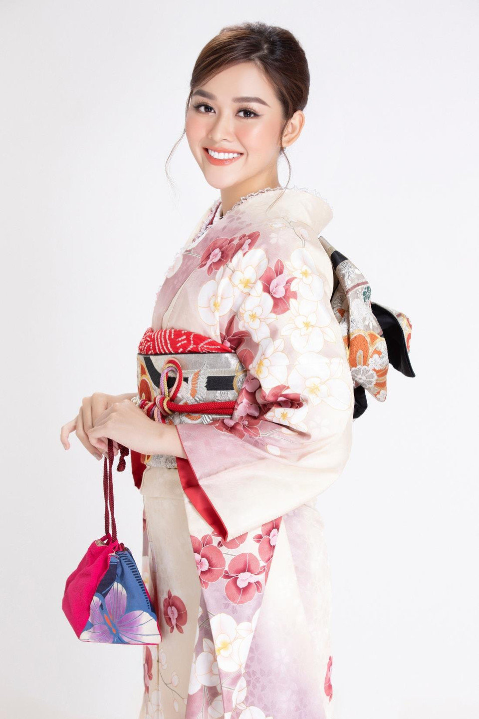 Vì sao lại là bộ hình với Kimono mà không phải là trang phục khác? Là bởi cuộc thi Miss International năm nay sẽ được diễn ra ở Nhật Bản. Và như một cách tôn trọng và thể hiện tình cảm tinh tế đối với đất nước xinh đẹp này, Tường San quyết định thực hiện bộ ảnh. (Ảnh: Lê Thiện Viễn/Vietnam+)