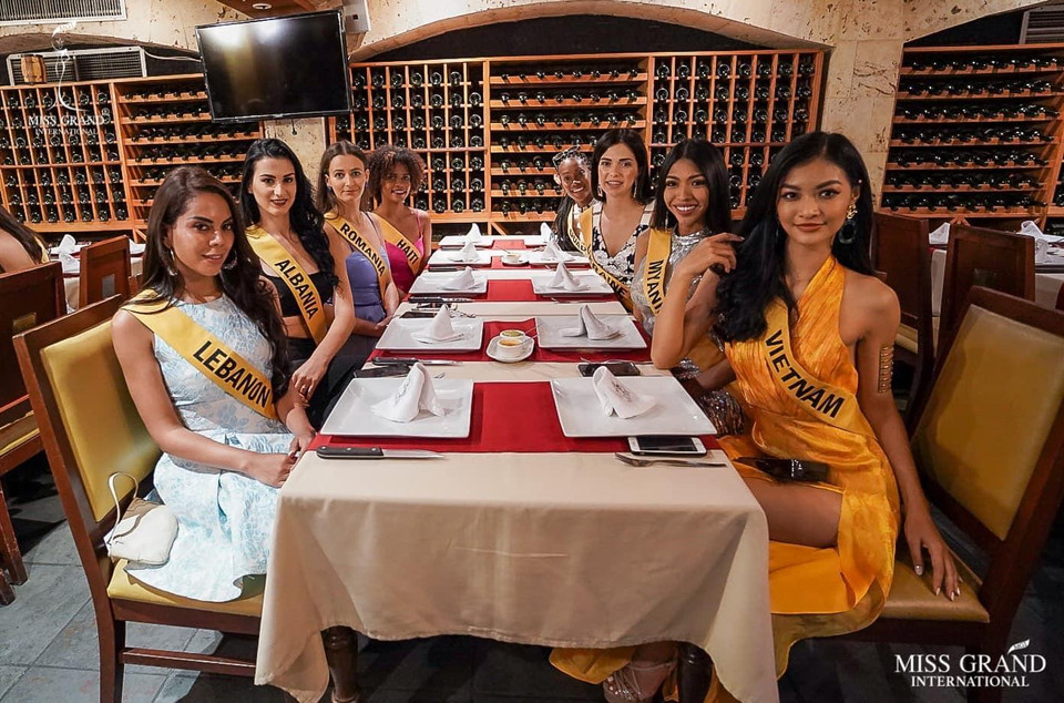 Nét trẻ trung và tràn đầy năng lượng ấy còn được thể hiện khi cô cùng tất các thí sinh còn lại của cuộc thi tham gia vào những hoạt động và trải nghiệm thú vị tại Venezuela như chụp hình profile, trao sash, thăm quan thành phố Caracas,... những ngày vừa qua. (Ảnh: BTC)