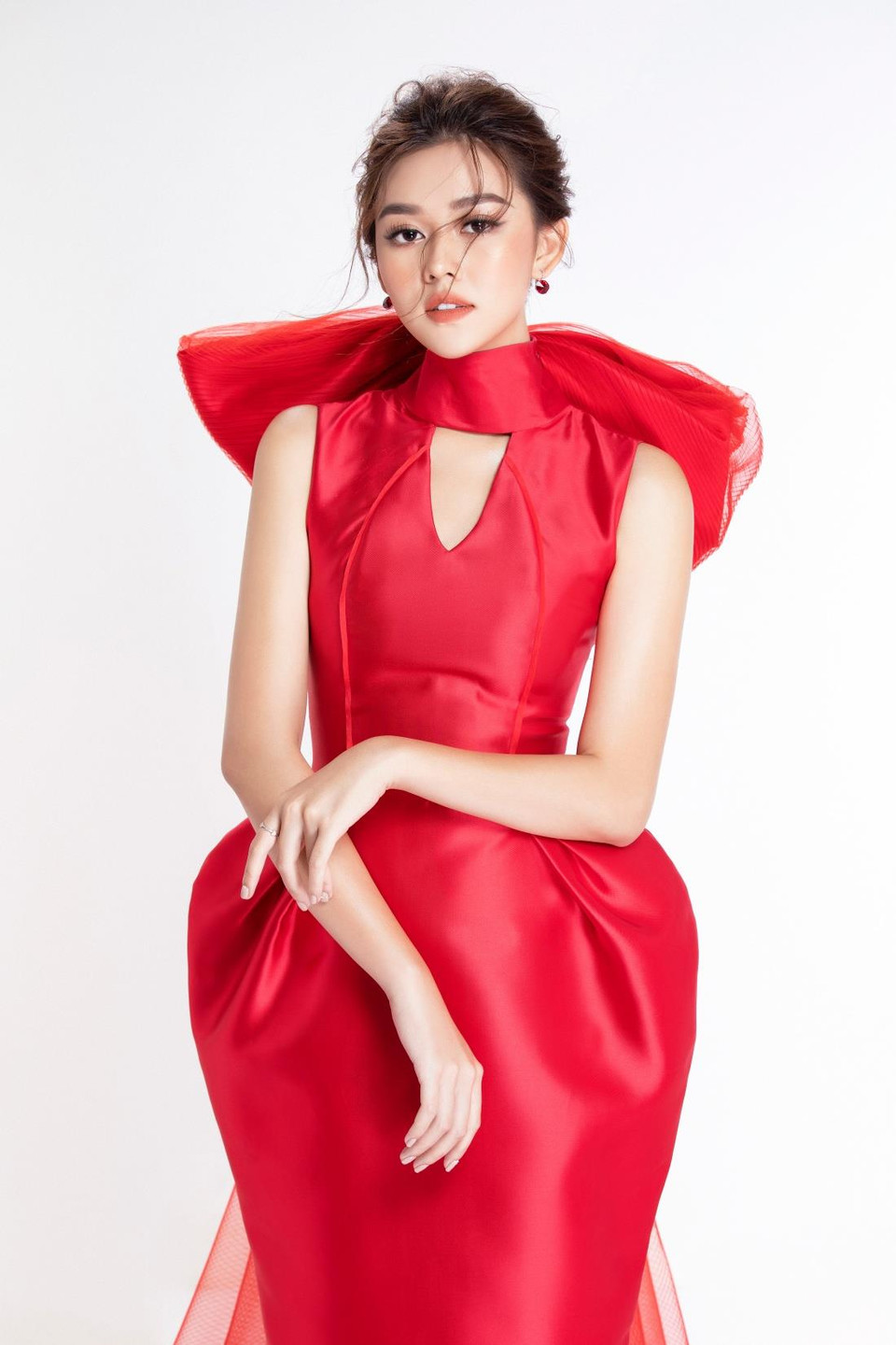 Không chỉ thực hiện bộ hình mang thông điệp rất sâu sắc với kimono, Á hậu Tường San còn 'ghi điểm' khi chia sẻ những hình ảnh với chiếc váy màu đỏ do nhà tạo mốt Phương My thiết kế. Nhan sắc của Á hậu Tường San lại một lần nữa được khoác thần thái mới lạ, kiêu sa và quyến rũ hơn . (Ảnh: Lê Thiện Viễn/Vietnam+)