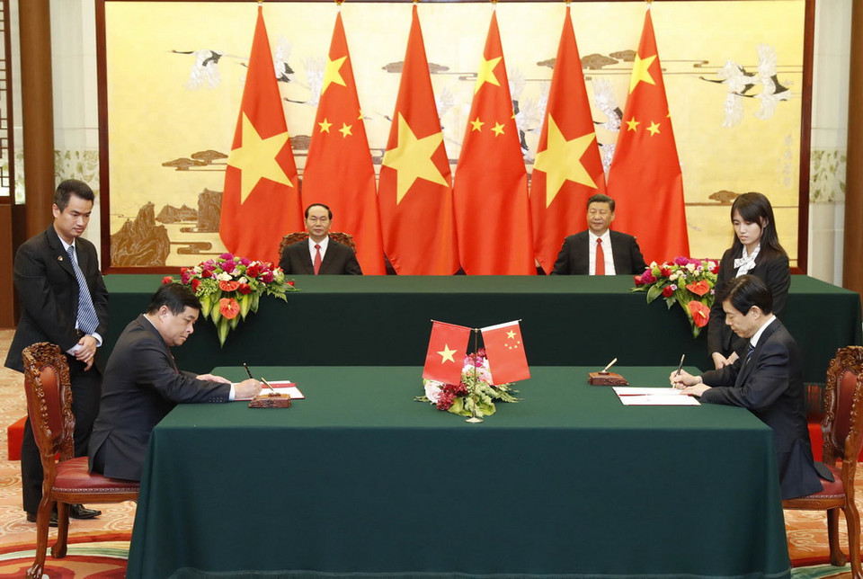 Tổng Bí thư, Chủ tịch nước Trung Quốc Tập Cận Bình và Chủ tịch nước Trần Đại Quang chứng kiến ký kết Hiệp định vay ưu đãi Chính phủ khoản vay bổ sung cho Dự án đường sắt đô thị Hà Nội-Hà Đông giữa Chính phủ Việt Nam và Ngân hàng Xuất nhập khẩu Trung Quốc. (Ảnh: Nhan Sáng/TTXVN)