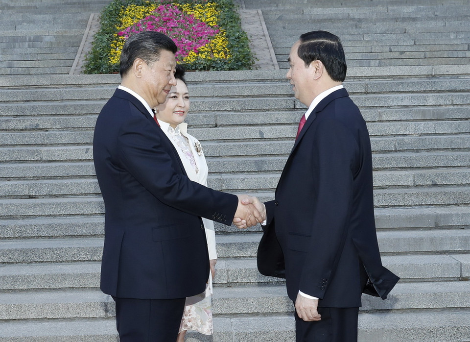 Tổng Bí thư, Chủ tịch nước Trung Quốc Tập Cận Bình đón Chủ tịch nước Trần Đại Quang. (Ảnh: Nhan Sáng/TTXVN)