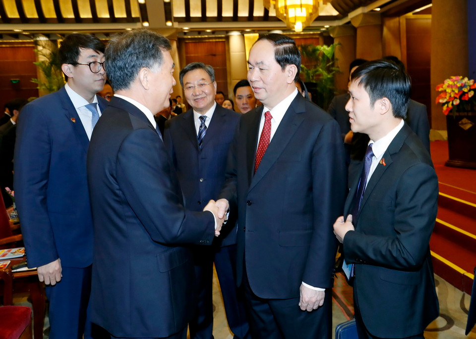 Chủ tịch nước Trần Đại Quang đến dự và phát biểu tại buổi Toạ đàm hợp tác Kinh tế, Thương mại Việt-Trung. Trong ảnh: Phó Thủ tướng Trung Quốc Uông Dương đón Chủ tịch nước Trần Đại Quang tới tham dự buổi toạ đàm. (Ảnh: Nhan Sáng/TTXVN)