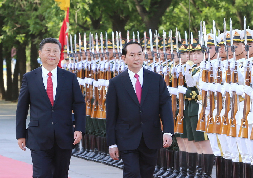 Tổng Bí thư, Chủ tịch nước Trung Quốc Tập Cận Bình và Chủ tịch nước Trần Đại Quang duyệt đội quân danh dự. (Ảnh: Nhan Sáng/TTXVN)
