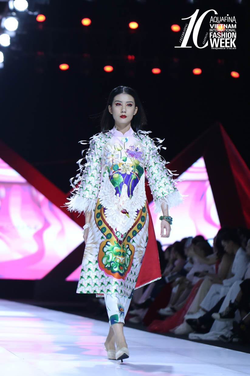 Bộ sưu tập trình diễn trên nền nhạc là những câu cải lương phối cùng nhịp điện tử hiện đại, được lặp đi lặp lại ‘anh ơi anh có nhớ…’ như thể hiện tiếng lòng da diết của người con gái chìm đắm trong tình yêu khiến cả khán phòng choáng ngợp vì sự đầu tư công phu kỹ lưỡng từ Thuỷ Nguyễn. (Ảnh: CTV/Vietnam+)