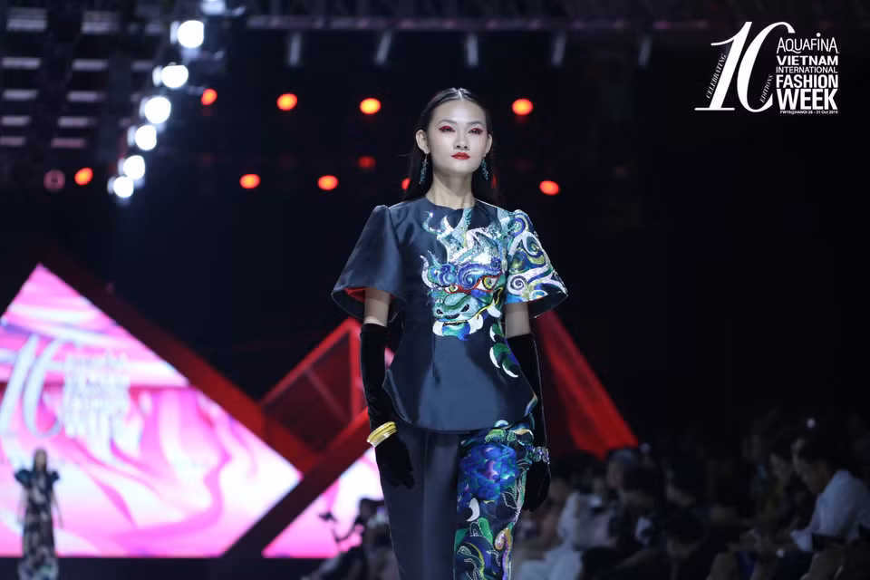 Thủy Nguyễn được biết đến như một ‘nghệ nhân’ luôn thổi hồn văn hóa Việt vào từng đường may mũi chỉ. Nếu như ‘Cô Ba Sài Gòn’ là câu chuyện kể về những cô gái tân thời, đầy phóng khoáng thì ‘Mỵ Châu’ lại là bộ sưu tập đối lập hoàn toàn. (Ảnh: CTV/Vietnam+)