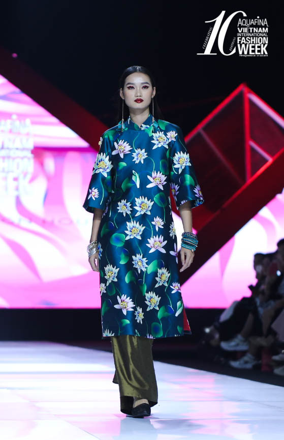 Là một trong những nhà thiết kế quen thuộc đồng hành cùng Tuần lễ Thời trang Quốc tế Việt Nam từ những mùa đầu tiên, Thủy Nguyễn luôn mang đến cho giới mộ điệu những cung bậc cảm xúc mới mẻ thông qua thông điệp của từng bộ sưu tập. (Ảnh: CTV/Vietnam+)