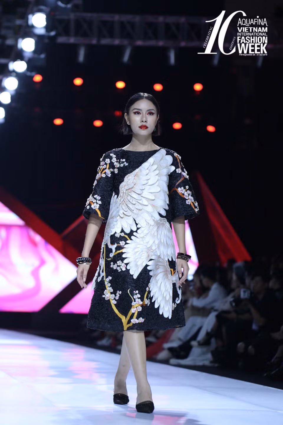 Thủy Nguyễn được biết đến là nhà thiết kế rất biết cách ‘chơi màu.’ Nếu như các bộ sưu tập trước là ‘Mộng mị’ hay ‘Lúng liếng’ đều gây ấn tượng mạnh với khán giả bằng các gam màu nóng nổi bật như cam, đỏ, vàng... thì ‘Mỵ Châu’ lại lấy gam màu dịu hơn như xanh, đen làm chủ đạo, đây cũng là xu hướng của mùa Thu Đông năm nay, được các nhà mốt trên thế giới sử dụng. (Ảnh: CTV/Vietnam+)