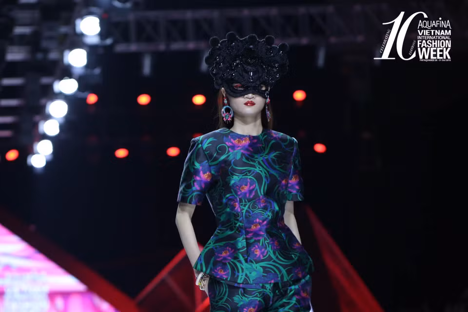 Là nhà thiết kế luôn lấy cảm hứng từ văn hóa thuần Việt, Thủy Nguyễn đã không làm giới điệu mộ thất vọng khi mang những ‘đứa con tinh thần’ đi chinh phục khắp các kinh đô thời trang thế giới tại Paris, New York và nay trở về sàn diễn thời trang Việt Nam. (Ảnh: CTV/Vietnam+)