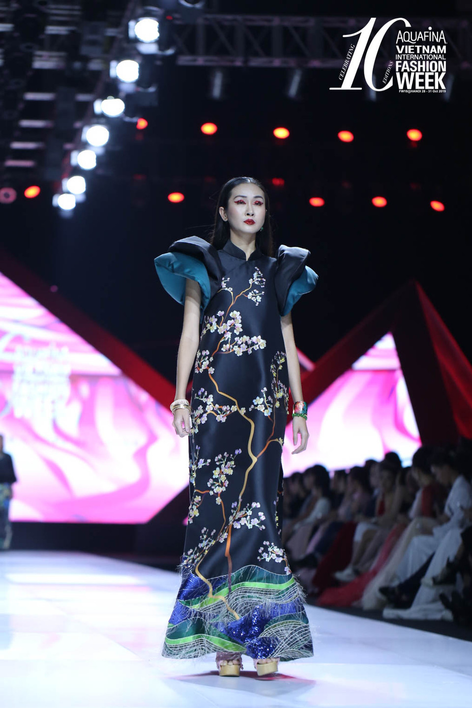 Được tiếp xúc với nghệ thuật cải lương sau khi cộng tác cùng dự án phim ‘Song Lang,’ và đồng thời lấy cảm hứng từ vở cải lương quen thuộc một thời ‘Mỵ Châu-Trọng Thủy,’ nhà thiết kế Thủy Nguyễn đã cho ra đời bộ sưu tập ‘Mỵ Châu.’ (Ảnh: CTV/Vietnam+)