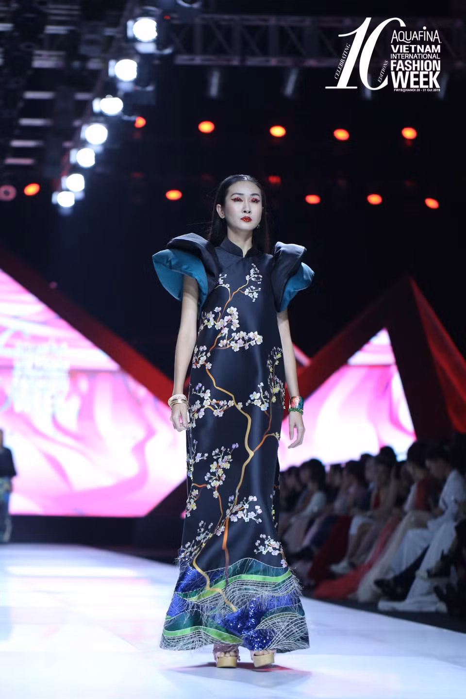 Được tiếp xúc với nghệ thuật cải lương sau khi cộng tác cùng dự án phim ‘Song Lang,’ và đồng thời lấy cảm hứng từ vở cải lương quen thuộc một thời ‘Mỵ Châu-Trọng Thủy,’ nhà thiết kế Thủy Nguyễn đã cho ra đời bộ sưu tập ‘Mỵ Châu.’ (Ảnh: CTV/Vietnam+)