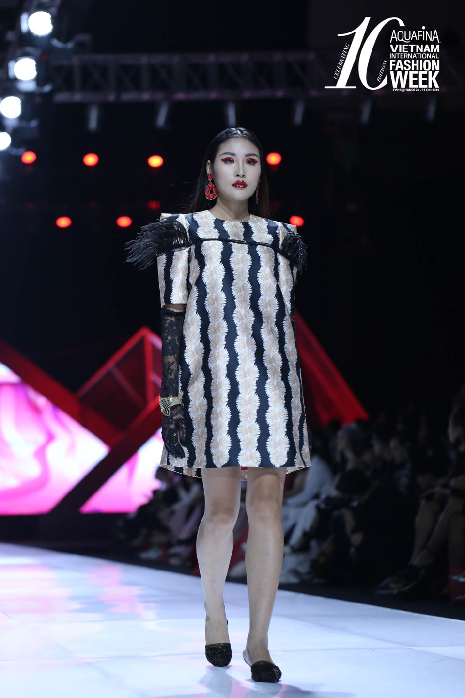 Từng chi tiết trên bộ trang phục đều gợi cho người xem nhớ đến các nghệ sỹ cải lương xưa, nhớ từng đường xếp vải, tua rua ở trang phục, hay những mặt nạ cầu kỳ đều được Thủy Nguyễn đưa lên sàn diễn. (Ảnh: CTV/Vietnam+)