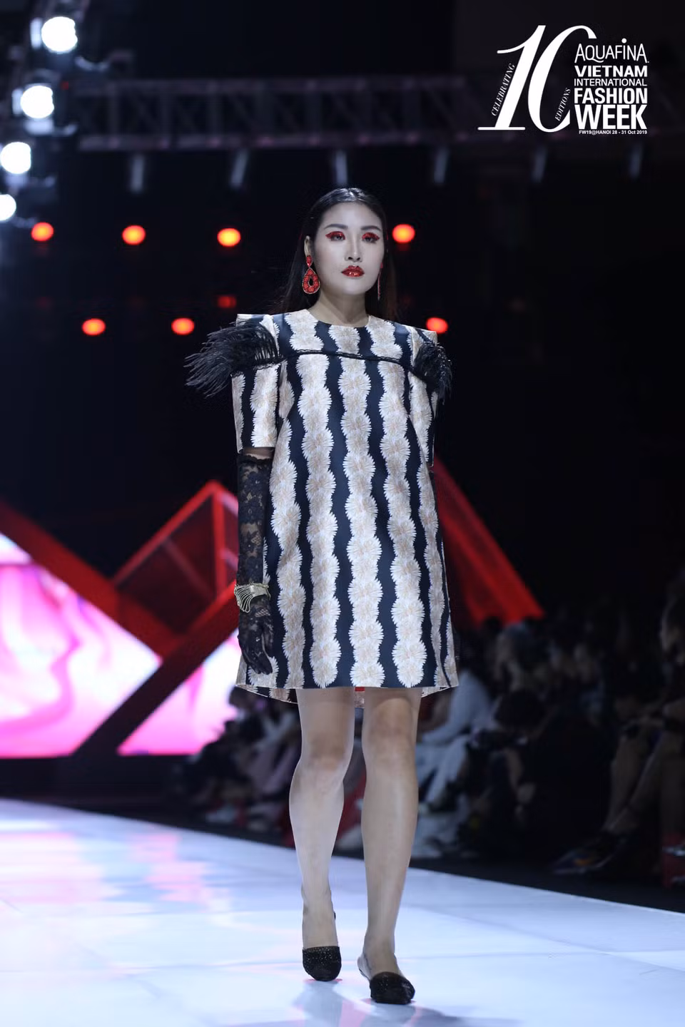 Từng chi tiết trên bộ trang phục đều gợi cho người xem nhớ đến các nghệ sỹ cải lương xưa, nhớ từng đường xếp vải, tua rua ở trang phục, hay những mặt nạ cầu kỳ đều được Thủy Nguyễn đưa lên sàn diễn. (Ảnh: CTV/Vietnam+)