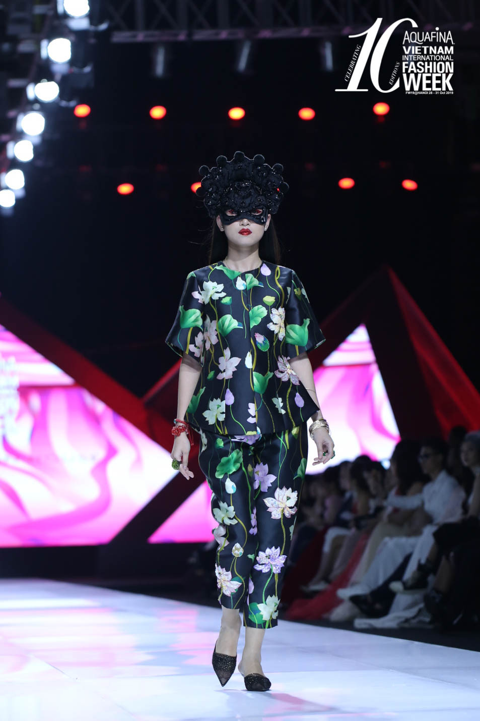 Là nhà thiết kế luôn tận dụng mọi tinh hoa văn hóa dân tộc nên tất cả các mẫu thiết kế của nhà tạo mốt này luôn có kỹ thuật điểm xuyết và thêu tay đầy tỉ mỉ các họa tiết đậm chất Việt như rồng, hoa sen, mẫu đơn, hoa đào hay lông ngỗng... (Ảnh: CTV/Vietnam+)