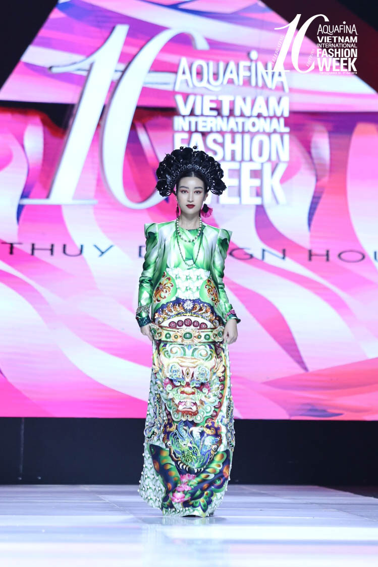 ‘Nàng thơ’ đồng hành cùng nhà thiết kế Thủy Nguyễn trong bộ sưu tập lần này chính là Hoa hậu Việt Nam 2016 Đỗ Mỹ Linh. (Ảnh: CTV/Vietnam+)