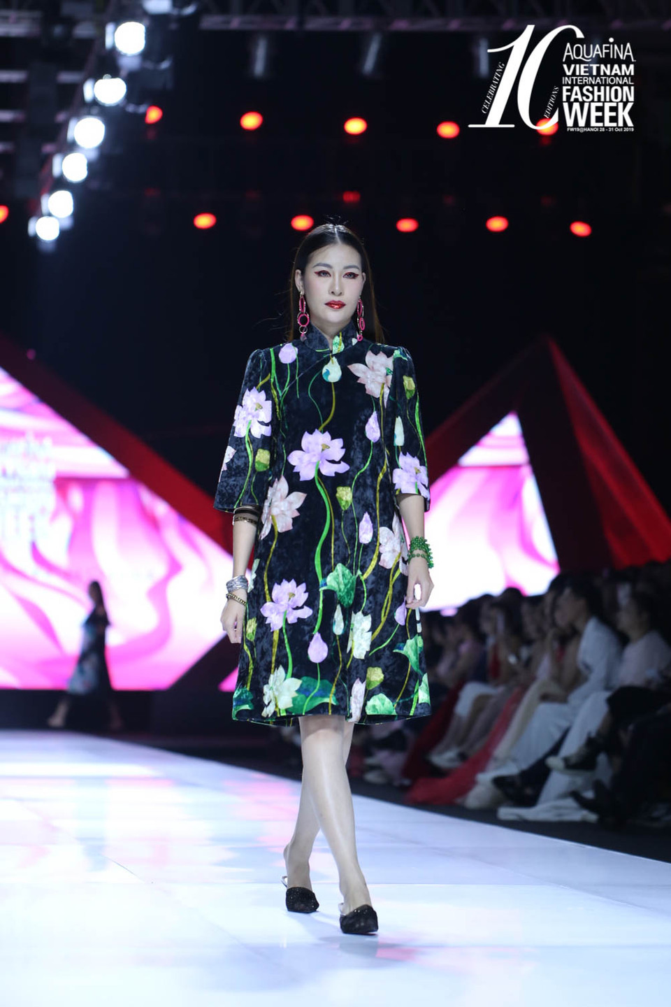 Được tiếp xúc với nghệ thuật cải lương sau khi cộng tác cùng dự án phim ‘Song Lang,’ và đồng thời lấy cảm hứng từ vở cải lương quen thuộc một thời ‘Mỵ Châu-Trọng Thủy,’ nhà thiết kế Thủy Nguyễn đã cho ra đời bộ sưu tập ‘Mỵ Châu.’ (Ảnh: CTV/Vietnam+)