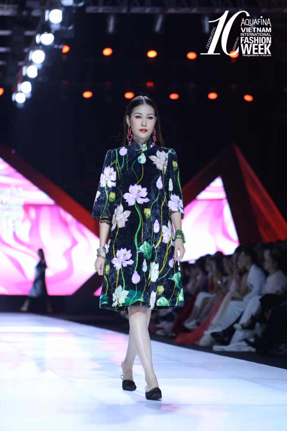 Được tiếp xúc với nghệ thuật cải lương sau khi cộng tác cùng dự án phim ‘Song Lang,’ và đồng thời lấy cảm hứng từ vở cải lương quen thuộc một thời ‘Mỵ Châu-Trọng Thủy,’ nhà thiết kế Thủy Nguyễn đã cho ra đời bộ sưu tập ‘Mỵ Châu.’ (Ảnh: CTV/Vietnam+)