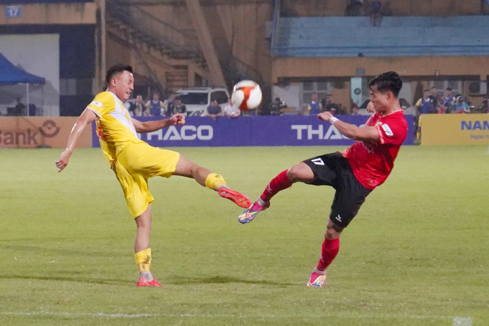 Pha tranh bóng quyết liệt giữa Thái Sơn (Thanh Hóa) và Văn Thanh. (Ảnh: Việt Anh/Vietnam+)