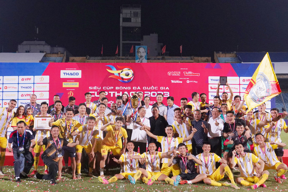 Thầy trò Huấn luyện viên Popov đã hoàn thành cú đúp danh hiệu ở mùa giải năm nay với Cúp Quốc gia 2023 và Siêu Cúp Quốc gia 2023. (Ảnh: Việt Anh/Vietnam+)