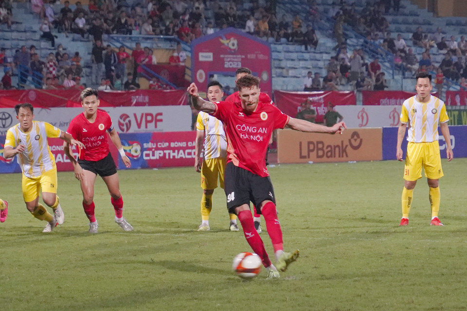 Trong những phút còn lại, Công an Hà Nội chỉ có được bàn rút ngắn tỷ số xuống 1-3 trên chấm phạt đền do công của Geovane. (Ảnh: Việt Anh/Vietnam+)