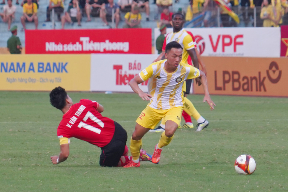 Bất chấp phải thi đấu trên sân khách, các cầu thủ Đông Á Thanh Hóa vẫn tự tin chơi đôi công với đội chủ nhà. (Ảnh: Việt Anh/Vietnam+)