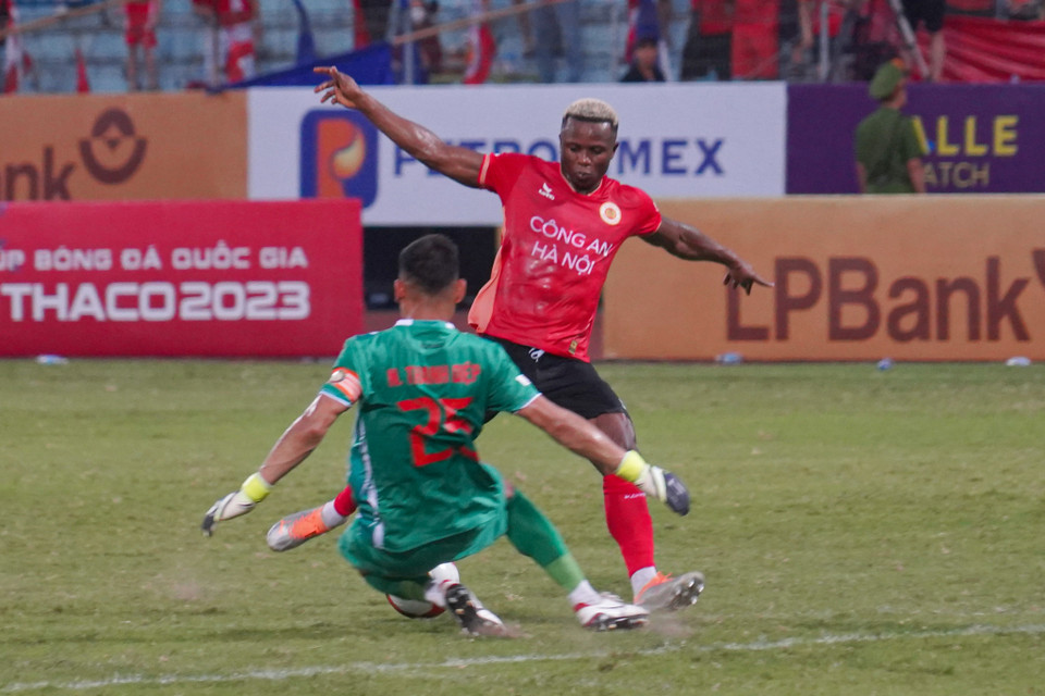 Phút thứ 12, Raphael có tình huống thoát xuống nhưng không thể chiến thắng thủ môn Thanh Diệp trong pha đối mặt. (Ảnh: Việt Anh/Vietnam+)
