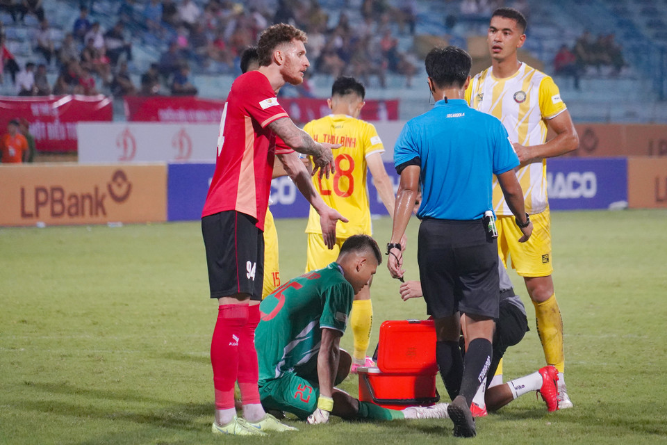 Ngoại binh Geovane của Công an Hà Nội không hài lòng khi thủ môn Thanh Diệp nằm sân quá lâu. (Ảnh: Việt Anh/Vietnam+)