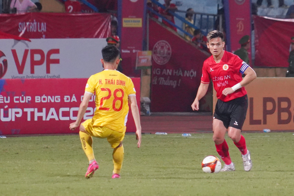 Công an Hà Nội tung Hồ Tấn Tài vào sân để tăng cường sức tấn công bên hành lang cánh. (Ảnh: Việt Anh/Vietnam+)