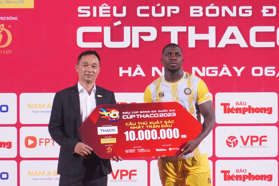 Tiền đạo Rimario của Đông Á Thanh Hóa nhận danh hiệu Cầu thủ Xuất sắc nhất trận Siêu Cúp Quốc gia 2023. (Ảnh: Việt Anh/Vietnam+)