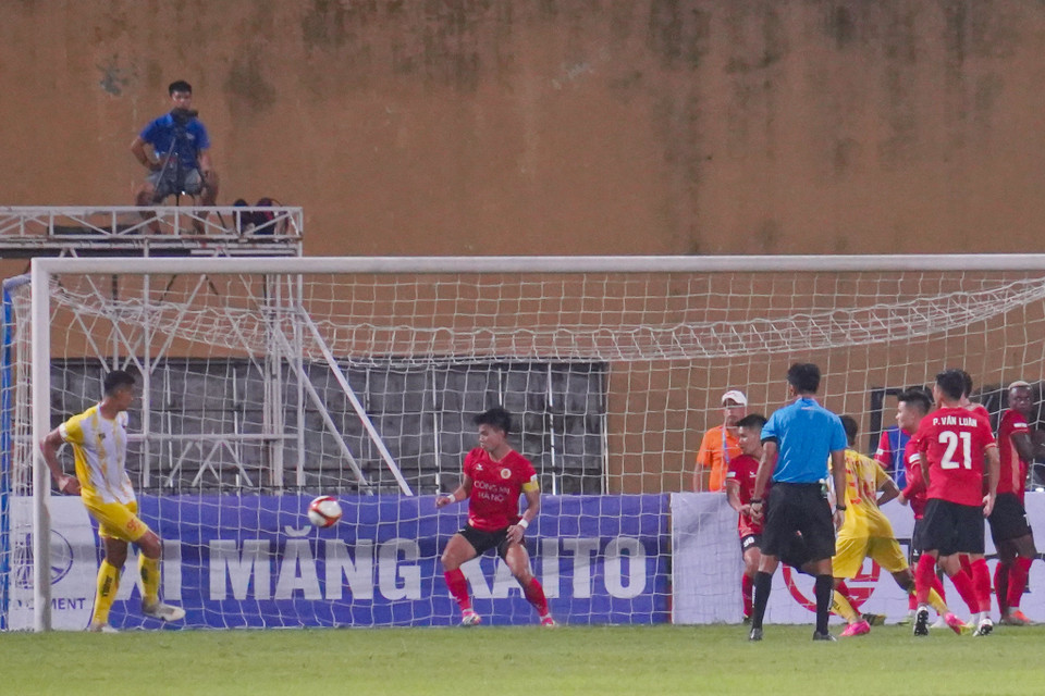 Phút bù giờ cuối cùng của hiệp một, từ pha phối hợp đá phạt gián tiếp trong khu vực 5m, trung vệ Gustavo đệm bóng cận thành mở tỷ số cho Đông Á Thanh Hóa. (Ảnh: Việt Anh/Vietnam+)