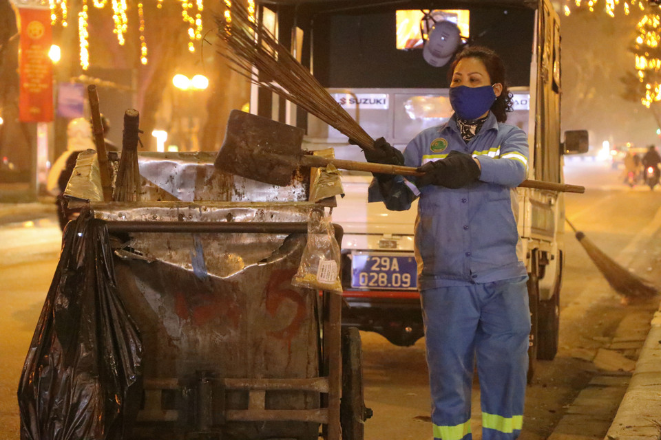 Các đội công nhân vệ sinh môi trường làm việc trong ngày cuối cùng của năm cũ. (Ảnh: Việt Anh/Vietnam+)