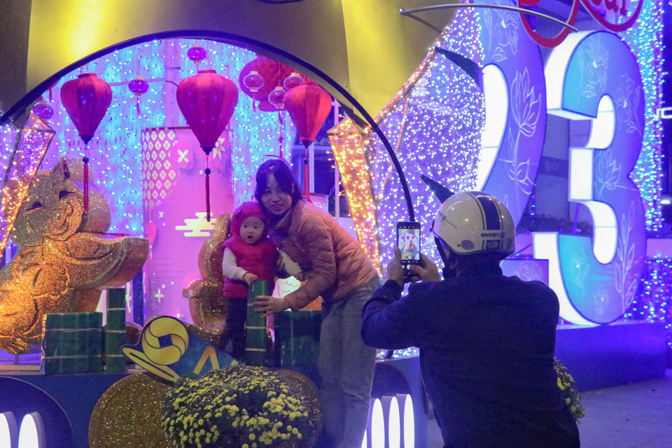 Nhiều gia đình tranh thủ lưu lại những bức hình cuối cùng của năm Nhâm Dần 2022. (Ảnh: Việt Anh/Vietnam+)