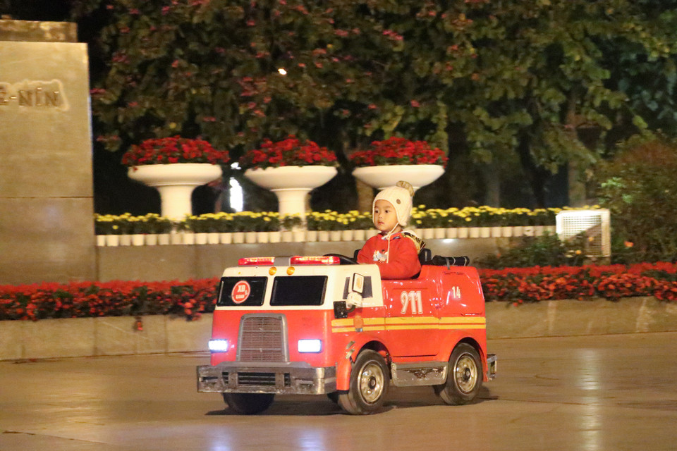 Một 'tay đua nhí' vui chơi tại khu vực vườn hoa Lênin. (Ảnh: Việt Anh/Vietnam+)