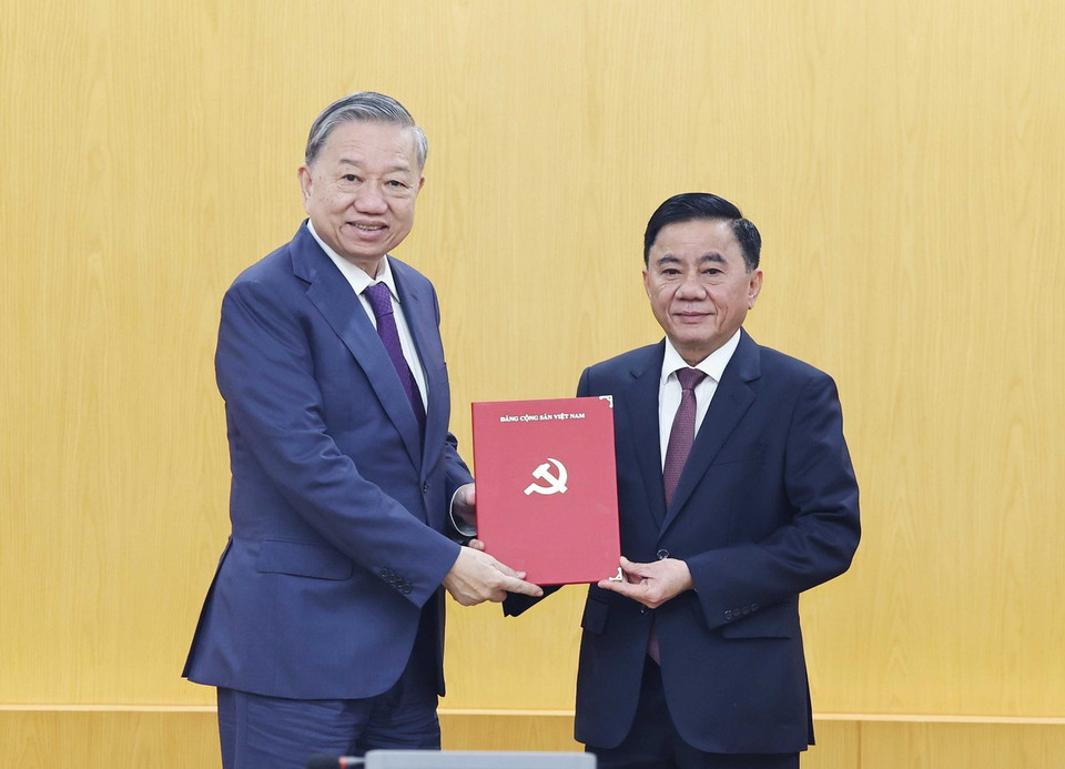 Tổng Bí thư Tô Lâm trao Quyết định của Bộ Chính trị phân công ông Trần Cẩm Tú, Ủy viên Bộ Chính trị, Bí thư Trung ương Đảng, Chủ nhiệm Uỷ ban Kiểm tra Trung ương giữ chức Thường trực Ban Bí thư, Chủ nhiệm Ủy ban Kiểm tra Trung ương. (Ảnh: Thống Nhất/TTXVN)