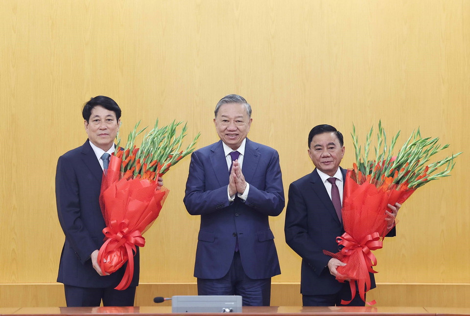 Tổng Bí thư Tô Lâm tặng hoa cho ông Lương Cường, Ủy viên Bộ Chính trị, Chủ tịch nước và ông Trần Cẩm Tú, Uỷ viên Bộ Chính trị, Thường trực Ban Bí thư, Chủ nhiệm Ủy ban Kiểm tra Trung ương. (Ảnh: Thống Nhất/TTXVN)