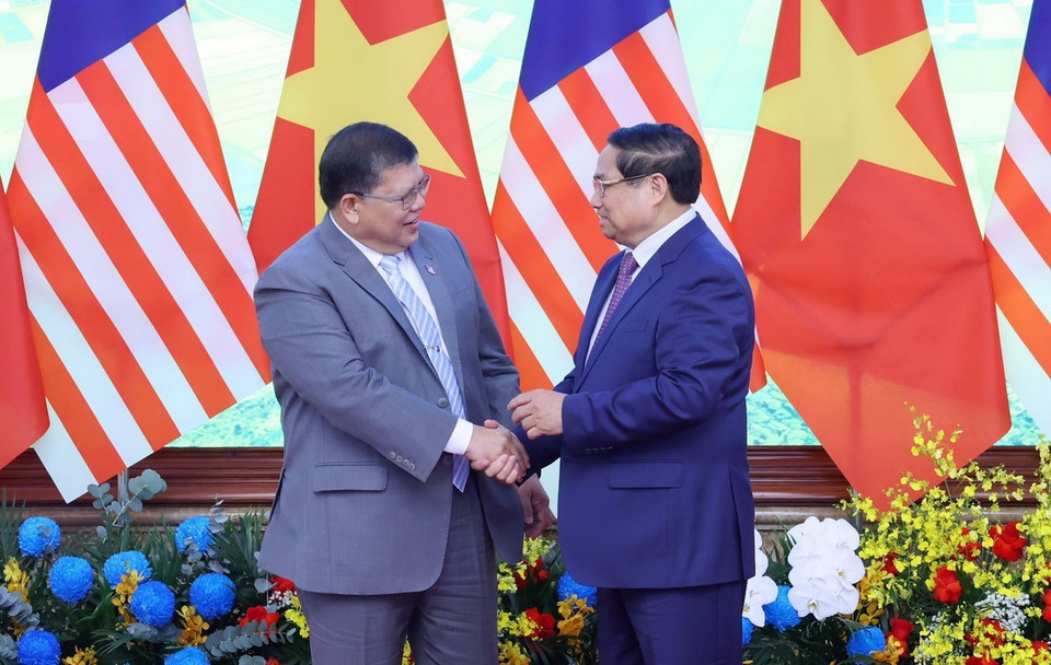 Thủ tướng Chính phủ Phạm Minh Chính với Chủ tịch Hạ viện Malaysia Tan Sri Dato’ Johari Bin Abdul. (Ảnh: Phạm Kiên/TTXVN)