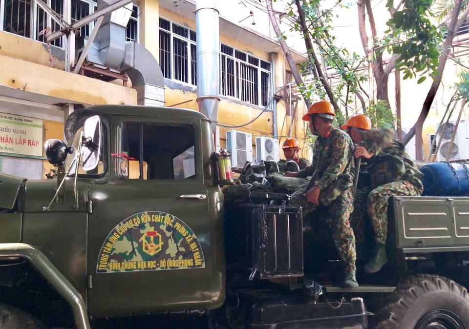 Lực lượng Binh chủng Hoá học triển khai thiết bị lấy mẫu chuẩn bị tảy độc tại khu vực nhà xưởng bị cháy của Công ty Rạng Đông. (Ảnh: Dương Giang/TTXVN)