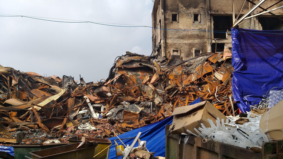 Lực lượng chức năng sẽ khoanh vùng để tiến hành tẩy độc. (Ảnh: Dương Giang/TTXVN)