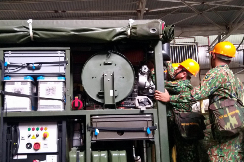 Lực lượng Binh chủng Hóa học triển khai thiết bị lấy mẫu chuẩn bị tảy độc tại khu vực nhà xưởng bị cháy của Công ty Rạng Đông. (Ảnh: Dương Giang/TTXVN)