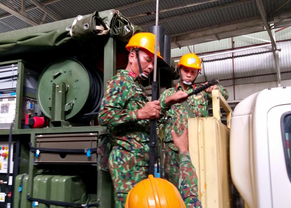 Bộ Tư lệnh Hóa học (Bộ Quốc phòng) là đơn vị chịu trách nhiệm trực tiếp tiến hành tẩy độc và hướng dẫn, giám sát toàn bộ quá trình thu gom, xử lý chất thải do vụ cháy Công ty Rạng Đông để lại. (Ảnh: Dương Giang/TTXVN)