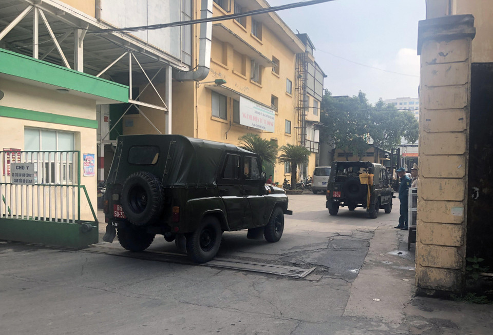 Đoàn xe chuyên dụng của Binh chủng Hóa học vào trong khuôn viên của Công ty Rạng Đông để tiến hành công tác tẩy độc. (Ảnh: Trần Việt/TTXVN)