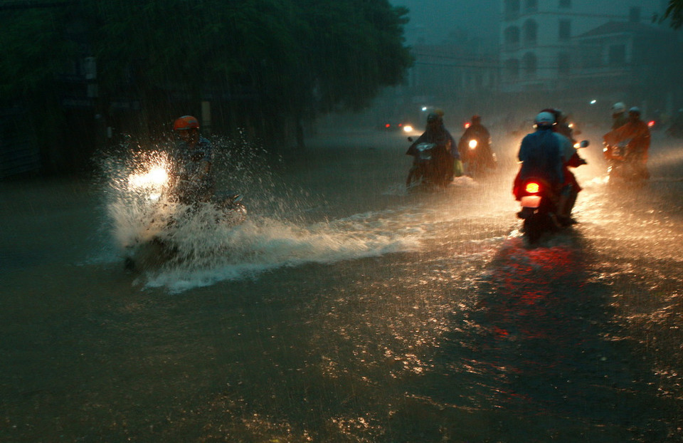 Các phương tiện lưu thông khó khăn do ngập úng tại khu vực trung tâm quận Đồ Sơn, Hải Phòng. (Ảnh: Lâm Khánh/TTXVN)