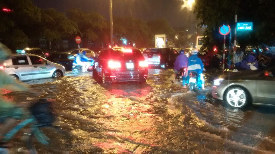 Mưa ngập tại khu vực phố Đào Tấn, Hà Nội. (Ảnh: Trọng Đạt/TTXVN)